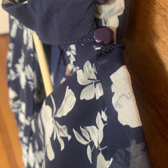 Sheer Blue and White Floral LF Top - Picture 5 of 9
